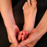 ATSI Faszientherapie am vorderen Unterschenkel bei Medwell Thun zur Verbesserung von Haltung, Gangbild und körperlicher Balance.